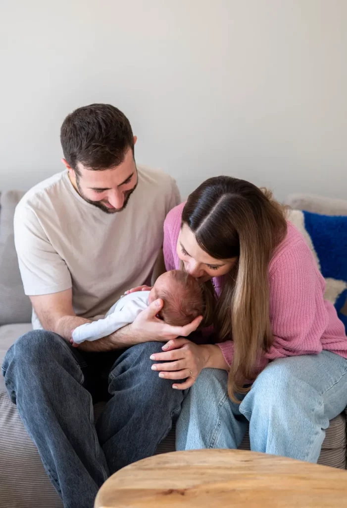 Eltern halten die kleinen Füße ihres Babys