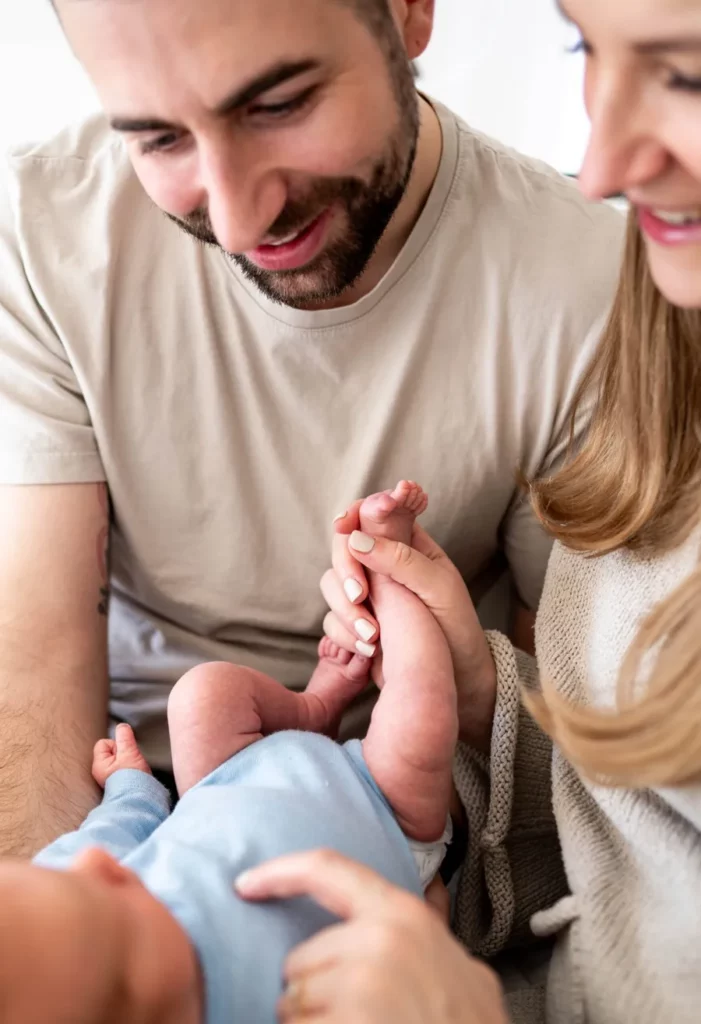 Familie mit Baby in ruhiger Wohnatmosphäre