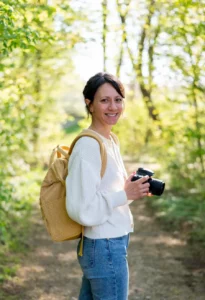Familienfotografin mit Kamera auf einem Waldweg