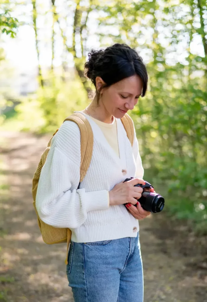 Fotografin schaut auf ihre Kamera bei einem natürlichen Portrait