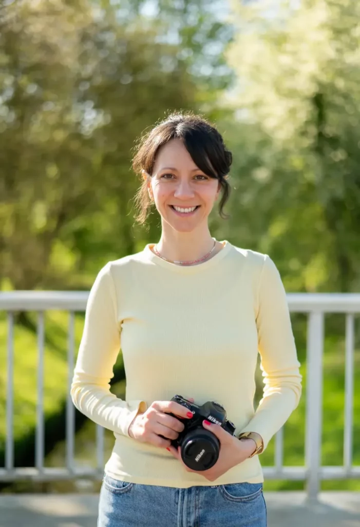Filiz Rogg Fotografin - Freundliches Portrait einer Familienfotografin mit Kamera