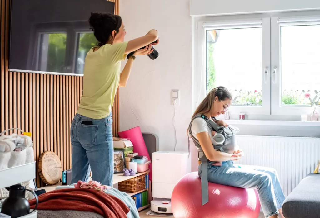 Fotografin dokumentiert einen natürlichen Moment mit Mutter und Baby bei einem Homestory-Shooting