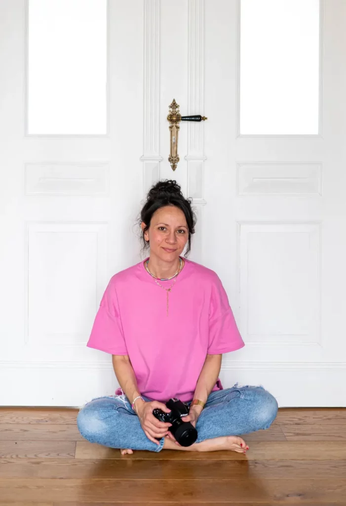 Fotografin mit Kamera bei einem authentischen Portrait im Innenraum