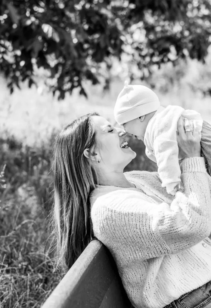 Natürlicher Moment zwischen Mutter und Baby bei einem Outdoor-Fotoshooting