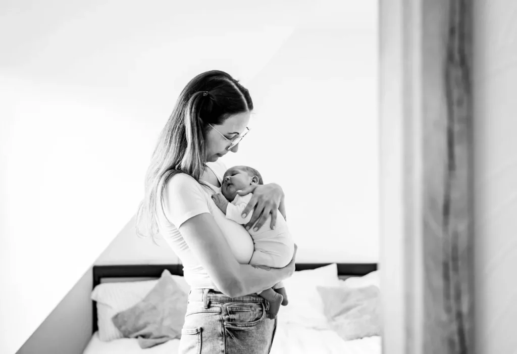 Mutter hält ihr Baby liebevoll im Arm