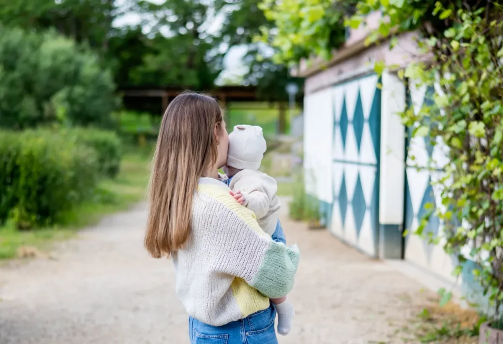 Natürlicher Moment zwischen Mutter und Baby bei einem Outdoor-Fotoshooting