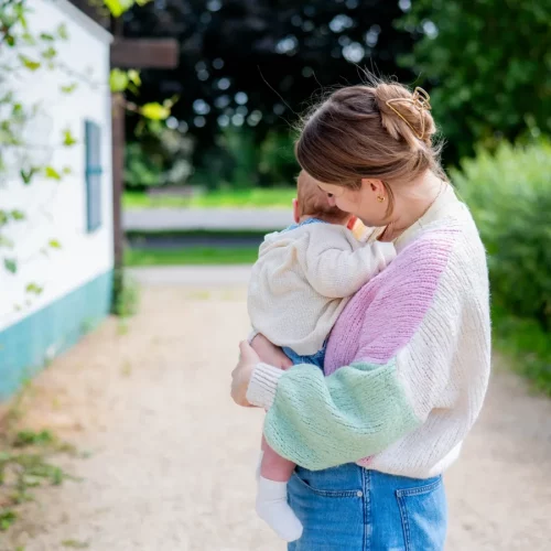 Natürlicher Moment zwischen Mutter und Baby bei einem Outdoor-Fotoshooting
